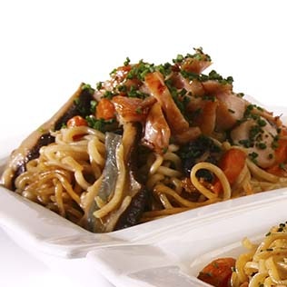 Noodles yakisoba con pollo